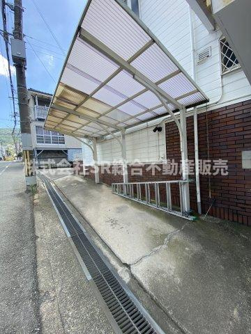 中石切町1丁目中古戸建の駐車場|駐車スペースは2台分（車種による）あります！カーポートが付いてるのも嬉しいですね