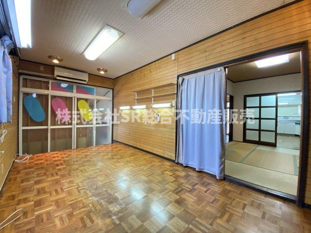 中石切町1丁目中古戸建の洋室|このまま店舗利用としてもお部屋としても使い方は自由です！