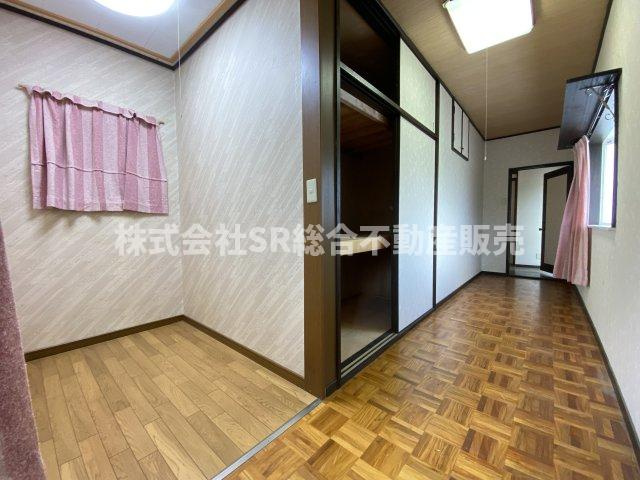 中石切町1丁目中古戸建の洋室|縦長のお部屋です。丸々収納に使うのもアリです♪