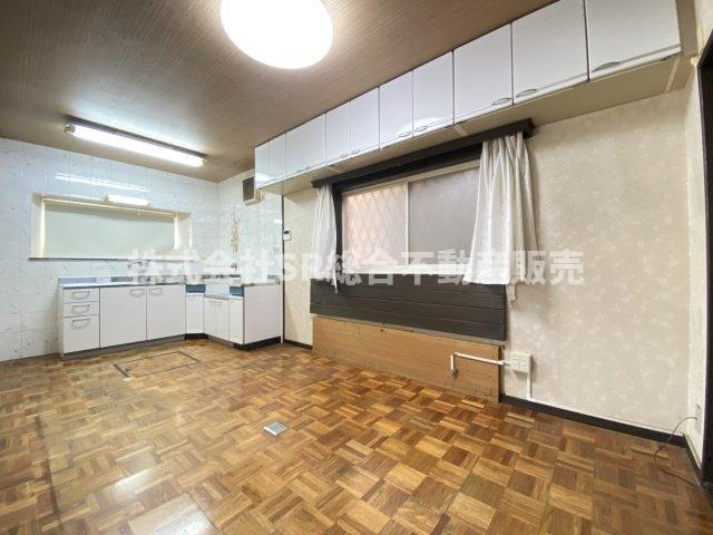 中石切町1丁目中古戸建の居間・リビング|上部に便利な収納もあります！ご家族で食卓を囲めます♪