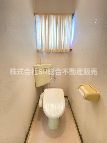 中石切町1丁目中古戸建のトイレ|温水洗浄便座もございます♪トイレは2か所にあり朝の身支度がスムーズに行えます！