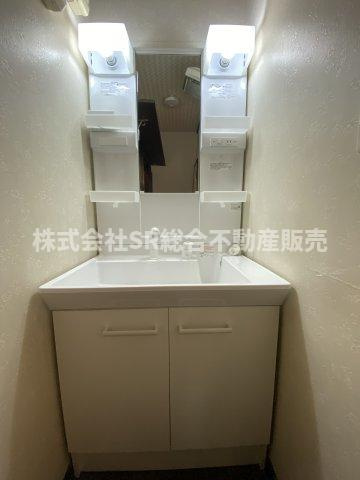 中石切町1丁目中古戸建の独立洗面台|独立洗面台、小物を置くことができて便利です