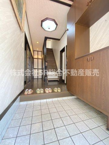 中石切町1丁目中古戸建の玄関|玄関にはシューズボックスもあり広めで使いやすいです！