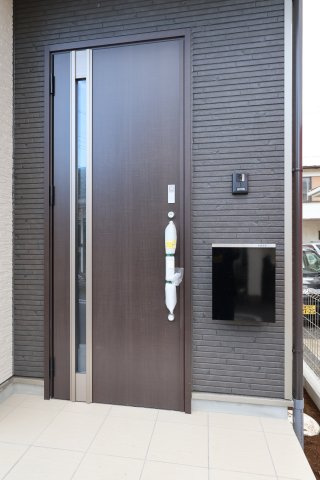 《仲介手数料無料》上尾市大字原市4001-16(全1戸)新築一戸建てハートフルタウンの玄関|撮影日 2025年10月28日 15:50 曇り