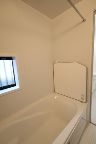 《仲介手数料無料》上尾市大字原市4001-16(全1戸)新築一戸建てハートフルタウンの浴室|撮影日 2025年10月28日 15:50 曇り