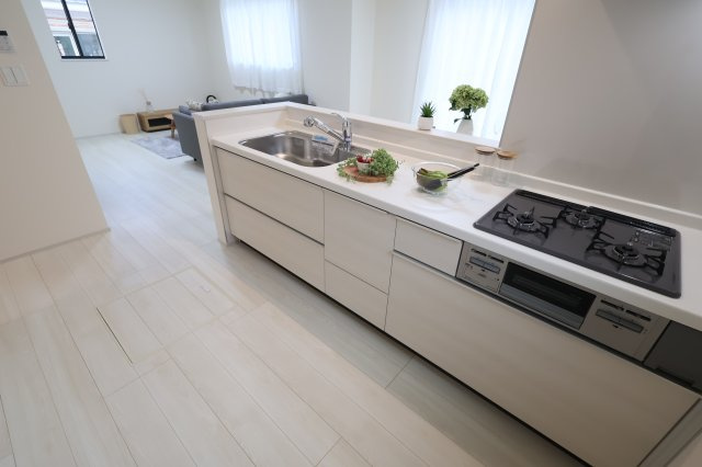 《仲介手数料無料》上尾市大字原市4001-16(全1戸)新築一戸建てハートフルタウンのキッチン|撮影日 2025年10月28日 15:50 曇り