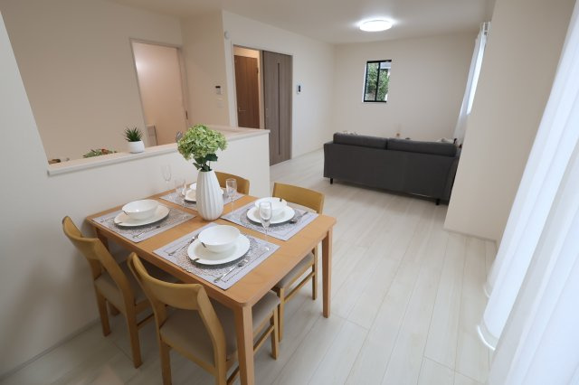 《仲介手数料無料》上尾市大字原市4001-16(全1戸)新築一戸建てハートフルタウンの居間・リビング|撮影日 2025年10月28日 15:50 曇り