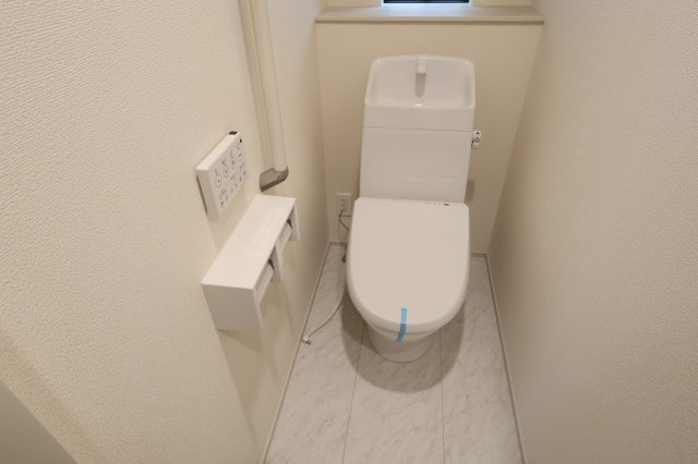 《仲介手数料無料》上尾市大字原市4001-16(全1戸)新築一戸建てハートフルタウンのトイレ|撮影日 2025年10月28日 15:50 曇り