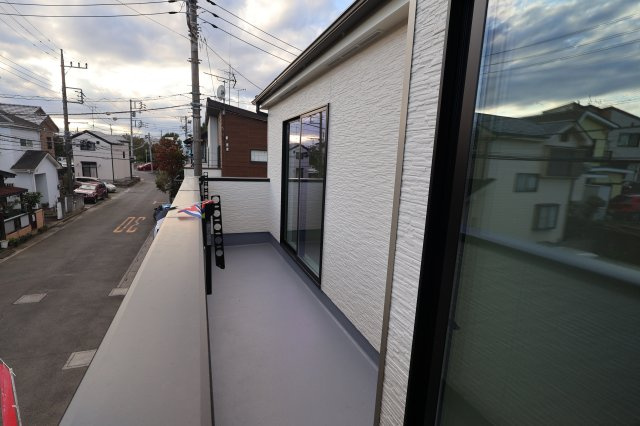 《仲介手数料無料》上尾市大字原市4001-16(全1戸)新築一戸建てハートフルタウンのバルコニー|撮影日 2025年10月28日 15:50 曇り