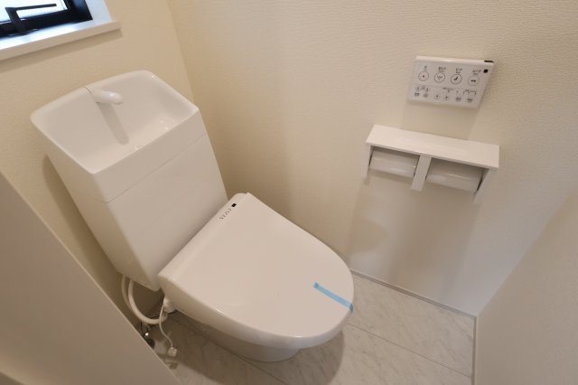 《仲介手数料無料》上尾市大字原市4001-16(全1戸)新築一戸建てハートフルタウンのトイレ|撮影日 2025年10月28日 15:50 曇り