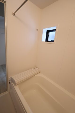 《仲介手数料無料》上尾市大字原市4230-5(全1戸)新築一戸建てZut PLUS+の浴室|撮影日 2025年9月4日 14:10 曇り