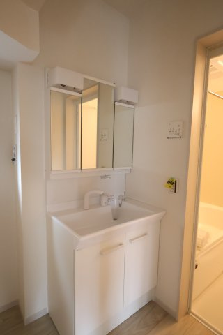 《仲介手数料無料》上尾市大字原市4230-5(全1戸)新築一戸建てZut PLUS+の独立洗面台|撮影日 2025年9月4日 14:10 曇り