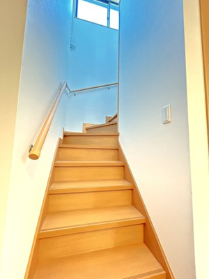 【その他】 | 広さがココロをほどく家　熊本県南区御幸笛田4丁目 | 明り取り窓のある階段。手すり付きで安心です♪