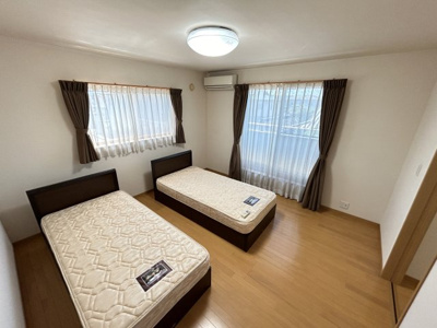 【洋室】 | 広さがココロをほどく家　熊本県南区御幸笛田4丁目 | 2階8畳洋室。二面採光で申し分ない明るさ。シモンズ製のベッドフレームとマットレスは譲渡可能です♪