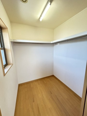 【収納】 | 広さがココロをほどく家　熊本県南区御幸笛田4丁目 | 2階8畳洋室に接続するウォークインクローゼット。どんなに服飾が多くてもバッチリ収納♪