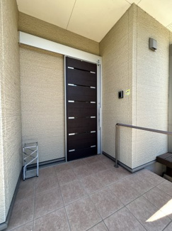 【玄関】 | 広さがココロをほどく家　熊本県南区御幸笛田4丁目 | スライド式の玄関ドア。開閉が楽で、小さいお子様の指はさみの心配も軽減！