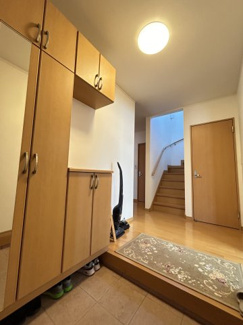 【居間・リビング】 | 広さがココロをほどく家　熊本県南区御幸笛田4丁目 | 明るく収納力豊富な玄関ホール。好きな絵を正面に飾れば帰りが楽しみになります