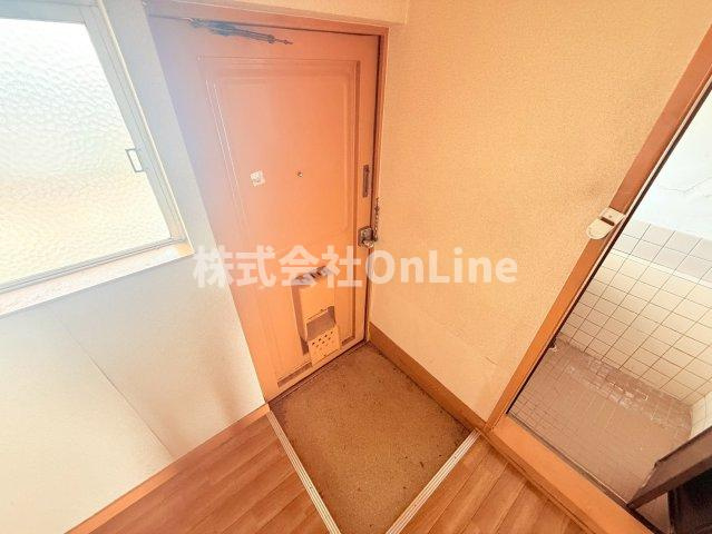 柴本マンションの玄関