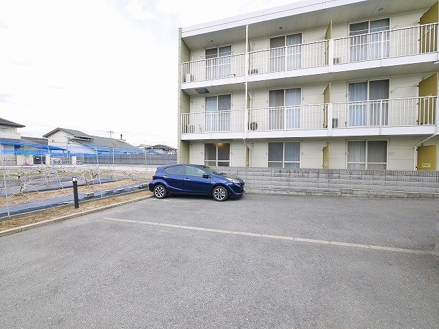 レオパレスグリシーナの駐車場|駐車場に車を止められます