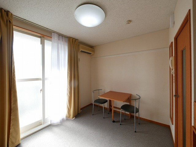レオパレスグリシーナの洋室|ゆったりした洋室です