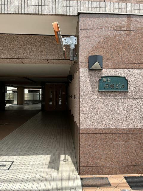 第七田嶋ビルのエントランス