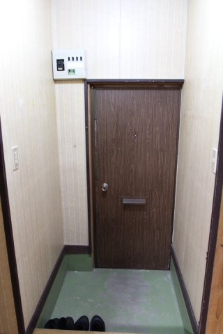 前沢アパートの玄関