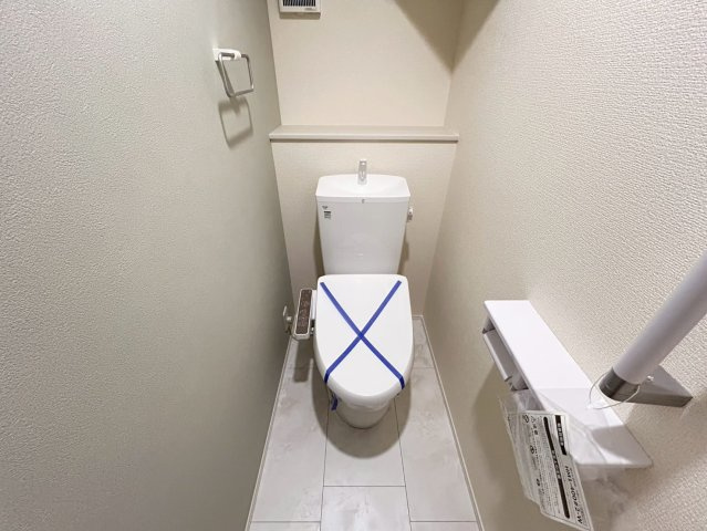 リーブルガーデン　一宮市西大海道　全3区画分譲のトイレ|超表面平滑加工とイオンパワーの「セフィオンテクト」加工で、汚れが付きにくく落ちやすい仕様で清潔です。
便器にフチがないので汚れが隠れて見えない部分がありません。お手入れがとってもラクラクです。