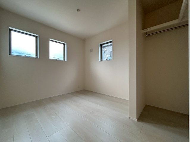 リーブルガーデン　一宮市西大海道　全3区画分譲の洋室|全居室にたっぷり収納できる大型クローゼット、居室部分の窓ガラスには間に空気層を設けたペアガラスを採用。
高い断熱性と共にガラス面の結露対策にも効果を発揮します。