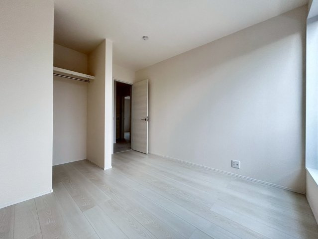 リーブルガーデン　一宮市西大海道　全3区画分譲の洋室|全居室にたっぷり収納できる大型クローゼット、居室部分の窓ガラスには間に空気層を設けたペアガラスを採用。
高い断熱性と共にガラス面の結露対策にも効果を発揮します。