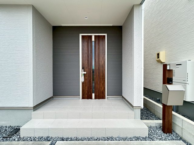 リーブルガーデン　一宮市西大海道　全3区画分譲の玄関|【ピッキング防止機能付き玄関ドア錠】玄関ドアの鍵は上下に２つあり、内側の下段は脱着サムターンキー。
鍵を不正に開錠されても、もう１つの鍵でピッキングを防ぎます。防犯性の高い仕様になっています。