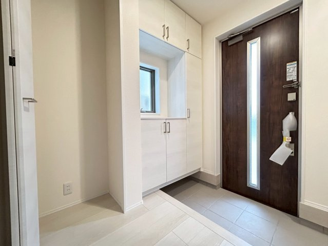 リーブルガーデン　一宮市西大海道　全3区画分譲の玄関|大容量のシューズ収納付きで玄関周りもすっきり！玄関ドアからの光が玄関ホールを明るくしてくれます。