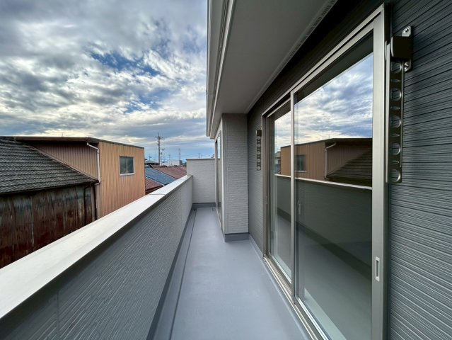 リーブルガーデン　一宮市西大海道　全3区画分譲のバルコニー|バルコニーは南向きで洗濯物もよく乾きます！強度と表面積硬度を持つFPRで防水しています。
