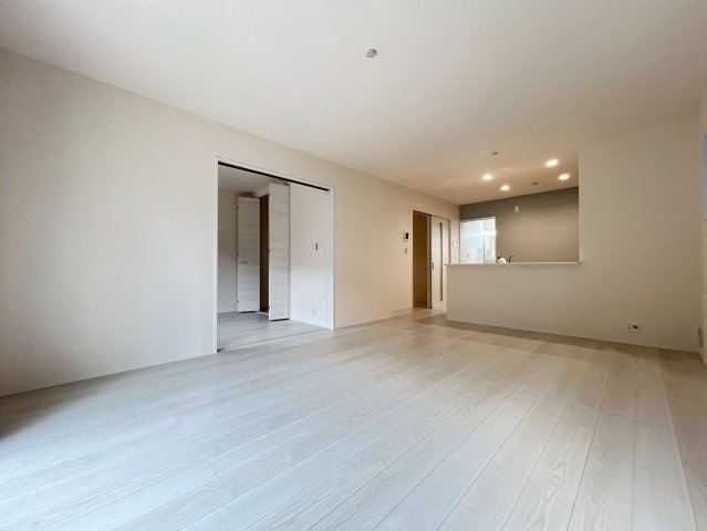 リーブルガーデン　一宮市西大海道　全3区画分譲の居間・リビング|明るい日差しをふんだんに取り込んだリビングダイニングは家族の笑顔につつまれた素敵な空間になります。
一建設の家は精度が高く丈夫な工法を採用し、「住宅トップランナー基準」に対応しています。