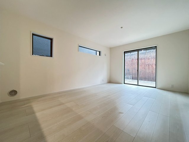 リーブルガーデン　一宮市西大海道　全3区画分譲の居間・リビング|明るい日差しをふんだんに取り込んだリビングダイニングは家族の笑顔につつまれた素敵な空間になります。
一建設の家は精度が高く丈夫な工法を採用し、「住宅トップランナー基準」に対応しています。