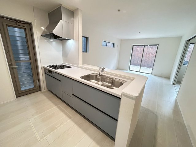 リーブルガーデン　一宮市西大海道　全3区画分譲のキッチン|機能的で手入れがしやすいシステムキッチンでお掃除も楽々。蛇口は浄水器内蔵型で節湯CI対応水栓です。　
人造大理石カウンターやキッチンパネルなど明るくきれいにお使いいただけます。