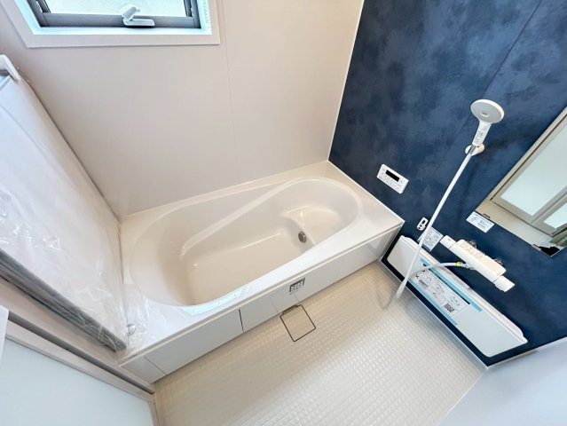 リーブルガーデン　一宮市西大海道　全3区画分譲の浴室|明るく清潔感がある浴室。浴槽は環境にやさしい節水タイプ。浴槽内ステップで半身浴、親子入浴も安心です。
洗い場の床は乾きやすく滑りにくい快適仕様、水はけが良くカビの発生を軽減できます。
