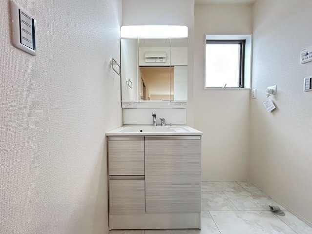 リーブルガーデン　一宮市西大海道　全3区画分譲の独立洗面台|洗面化粧台 幅 750mm、軽く割れにくい洗面ボールと場所をとらないコンパクト設計の本体キャビネットです。
ミラー扉の内側は全て収納スペースです。リフトアップシャワーを採用し両手が自由に使えます