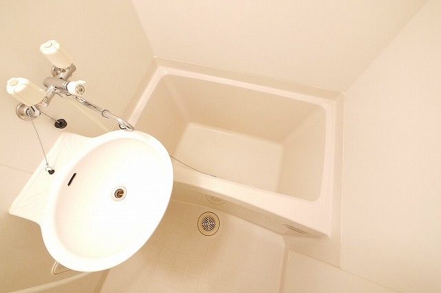 レオパレスビューヒルズテンの浴室|コンパクトで使いやすいお風呂です