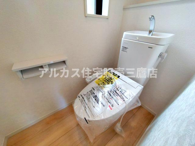 三鷹市大沢５丁目の新築一戸建のトイレ