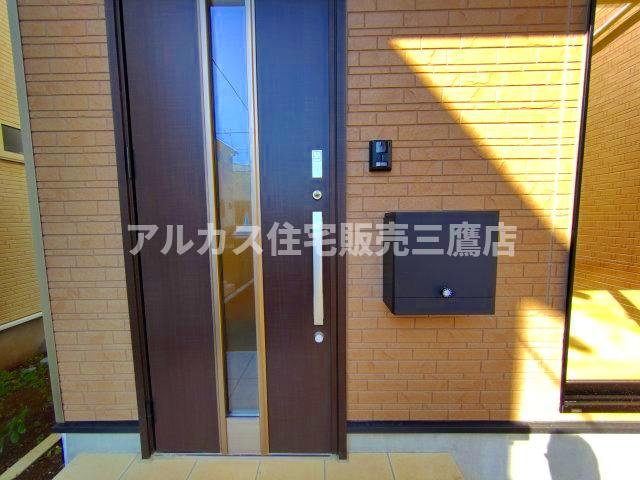 三鷹市大沢５丁目の新築一戸建のエントランス