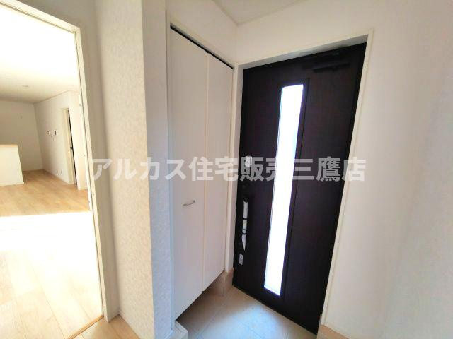 三鷹市大沢５丁目の新築一戸建の玄関