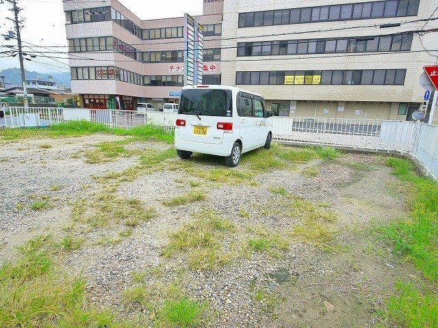 ロイヤルフラッツAの駐車場|駐車場に車を止められます