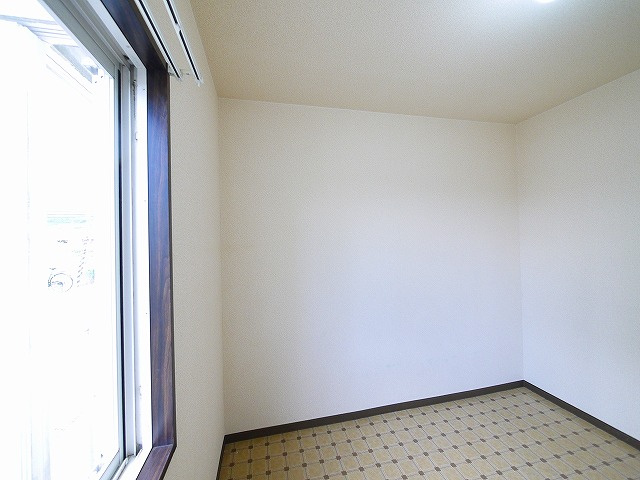 ロイヤルフラッツAの洋室|広々とした洋室です