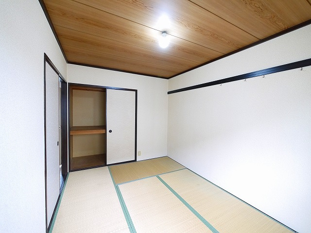 ロイヤルフラッツAの洋室|ゆったりした洋室です