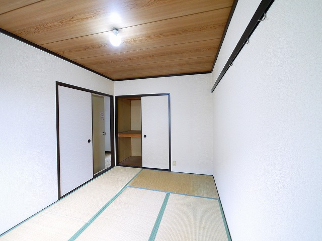 ロイヤルフラッツAの和室|明るい和室です