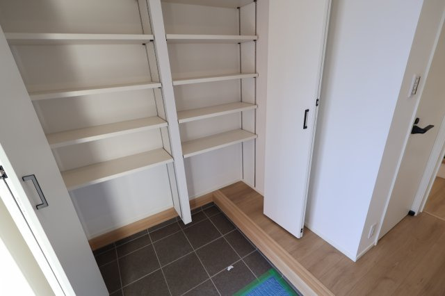 《仲介手数料無料》中央区上落合７丁目2-1新築一戸建てメルディアの玄関|撮影日 2025年11月1日 15:00 晴れ