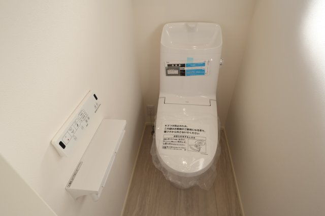 《仲介手数料無料》中央区上落合７丁目2-1新築一戸建てメルディアのトイレ|撮影日 2025年11月1日 15:00 晴れ