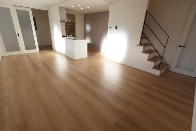 《仲介手数料無料》中央区上落合７丁目2-1新築一戸建てメルディアの居間・リビング|撮影日 2025年11月1日 15:00 晴れ