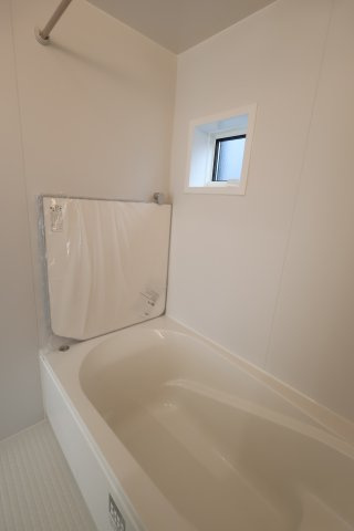 《仲介手数料無料》中央区上落合７丁目2-1新築一戸建てメルディアの浴室|撮影日 2025年11月1日 15:00 晴れ