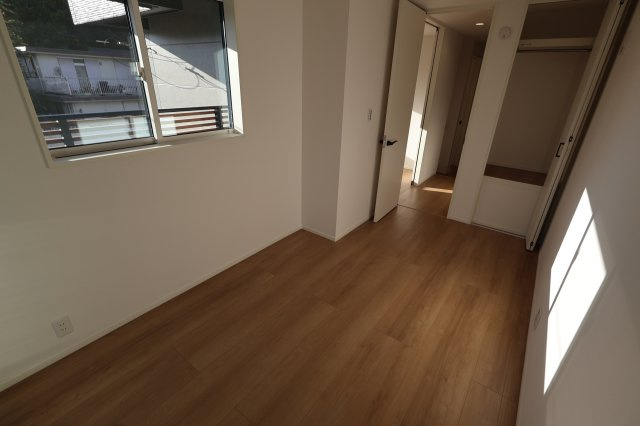 《仲介手数料無料》中央区上落合７丁目2-1新築一戸建てメルディアの洋室|撮影日 2025年11月1日 15:00 晴れ